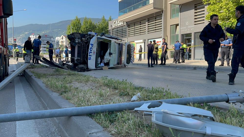 Polis aracı takla attı: 2'si polis 4 yaralı