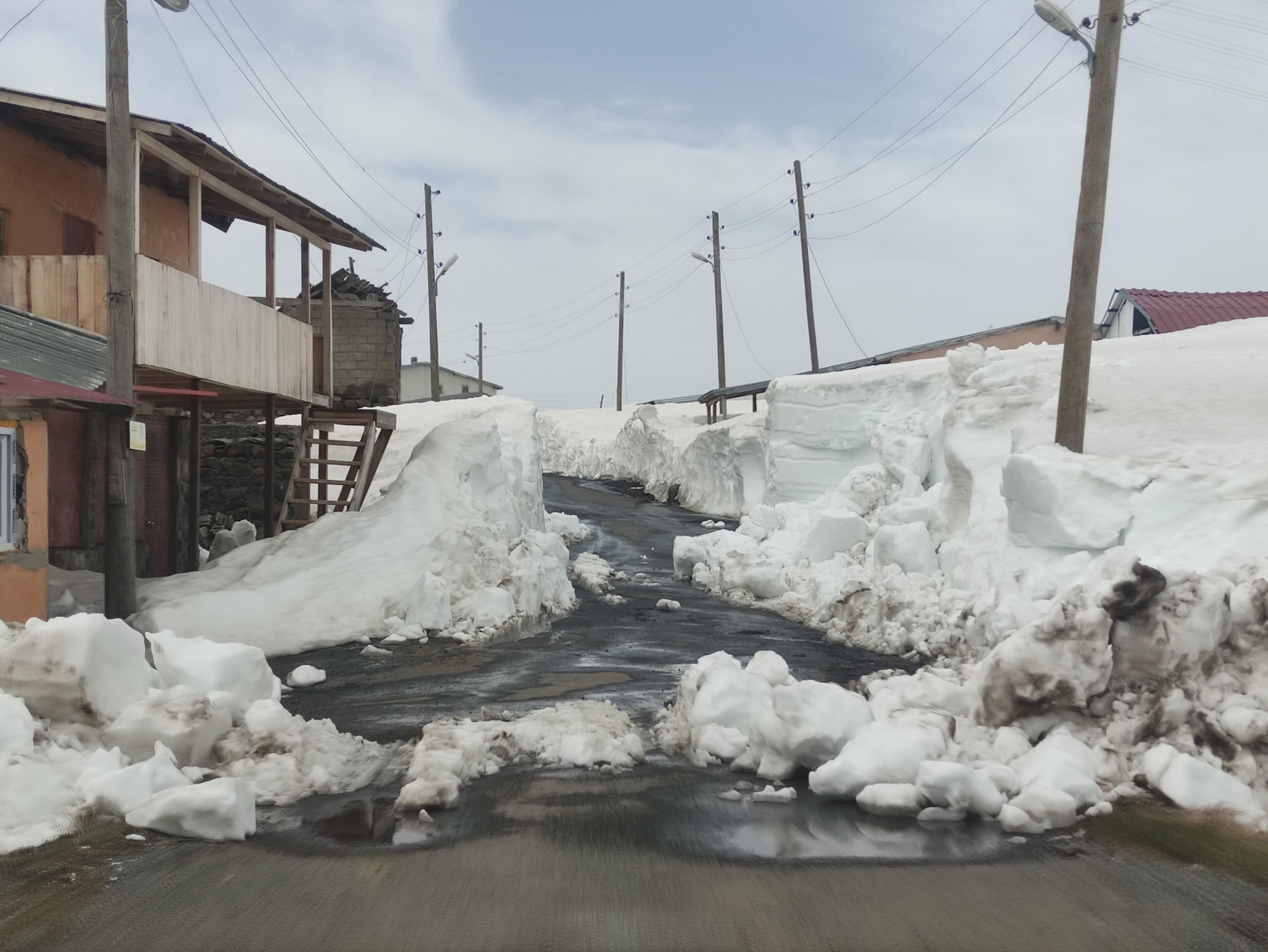 Yayla evleri, kar altında kaldı