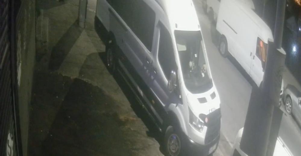 Park halindeki aracın elektrik ve teknik aksamını çaldılar