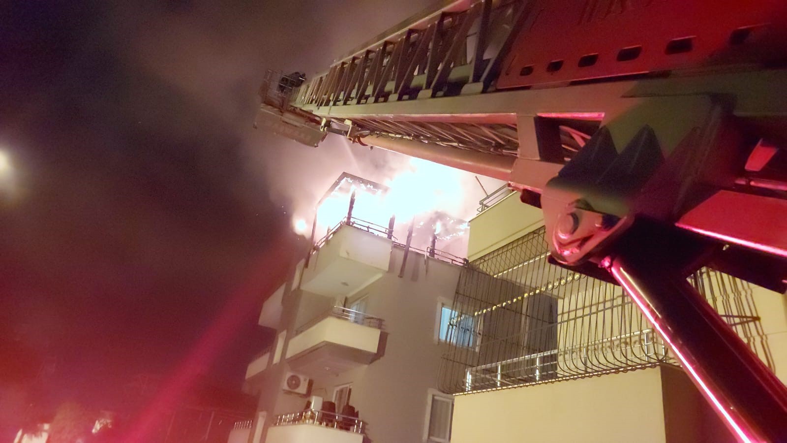 Apartmanın en üst katı alevlere teslim oldu