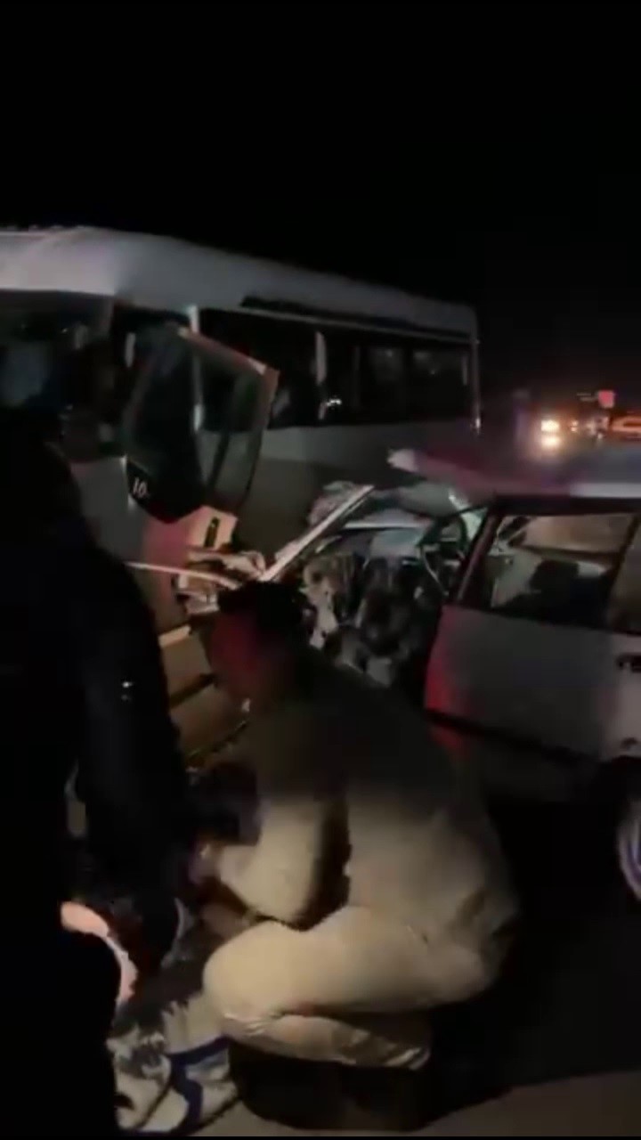 Midibüs ile otomobil çarpıştı: 2 yaralı