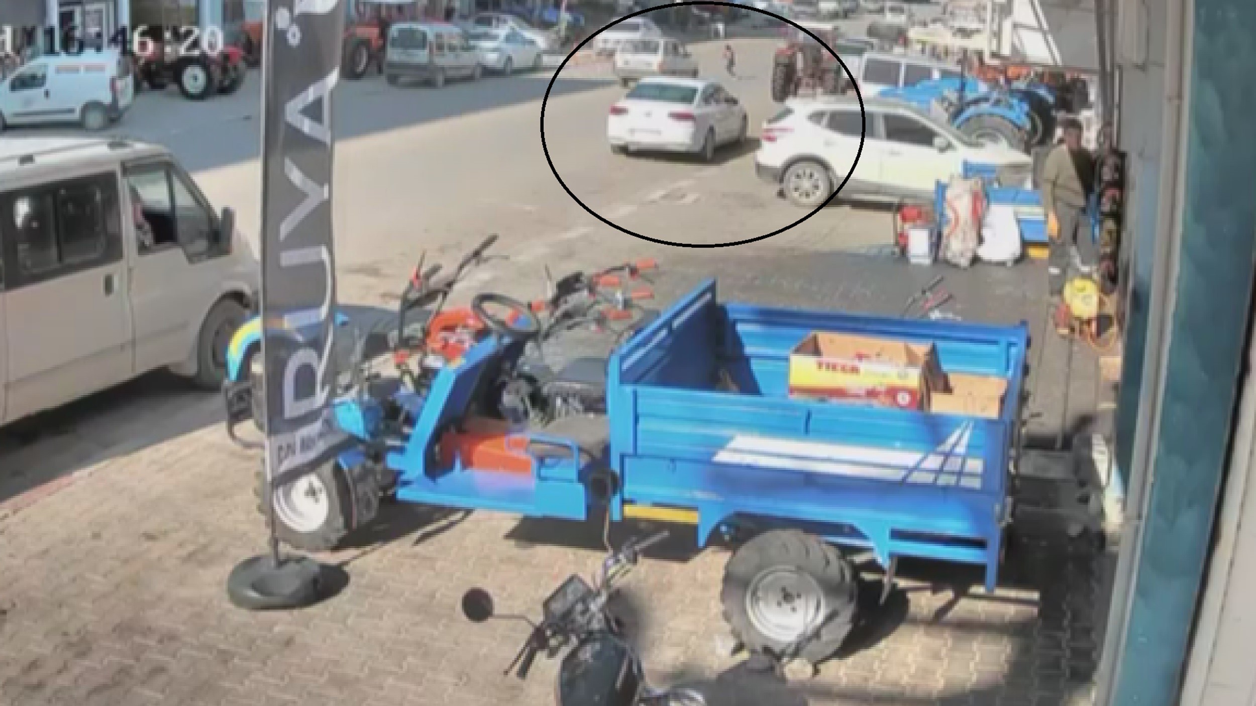 Yolun karşısına geçen çocuğa otomobil çarptı