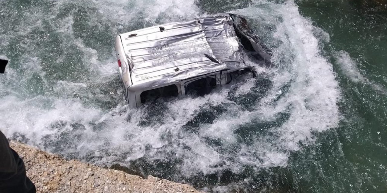 Kontrolden çıkan kamyonet dereye uçtu