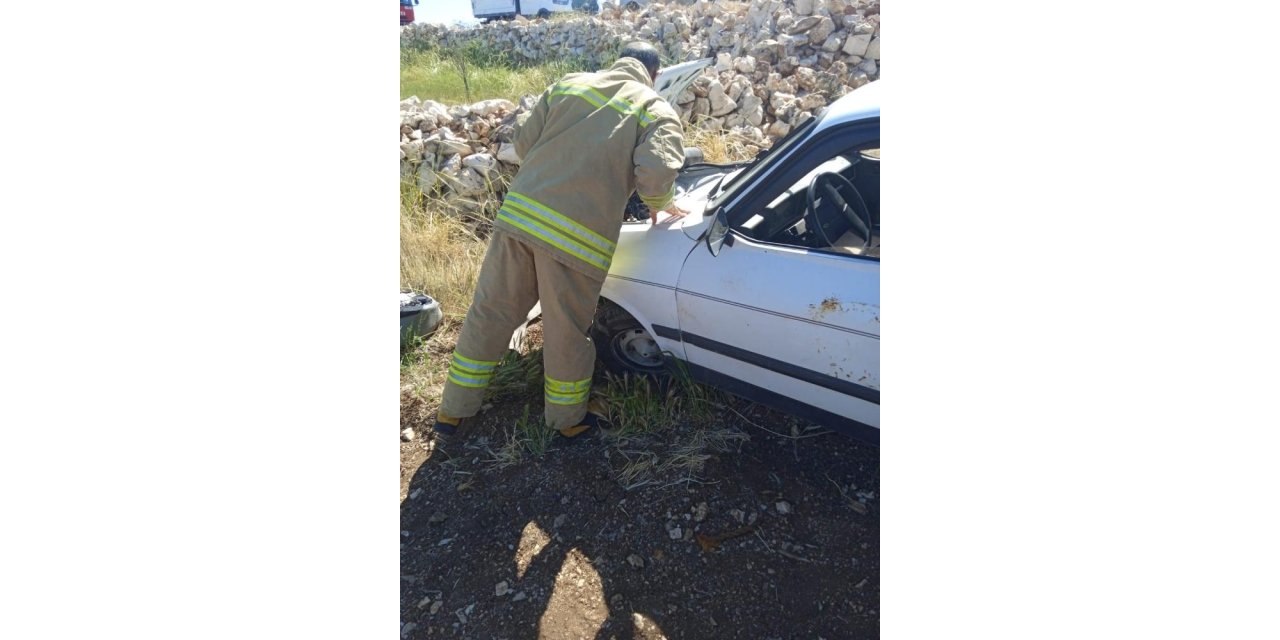 Otomobil tarlaya devrildiı: 2 yaralı