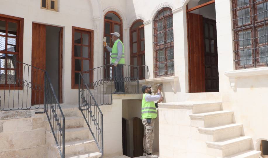 Depremde hasar gören yapılar restore ediliyor