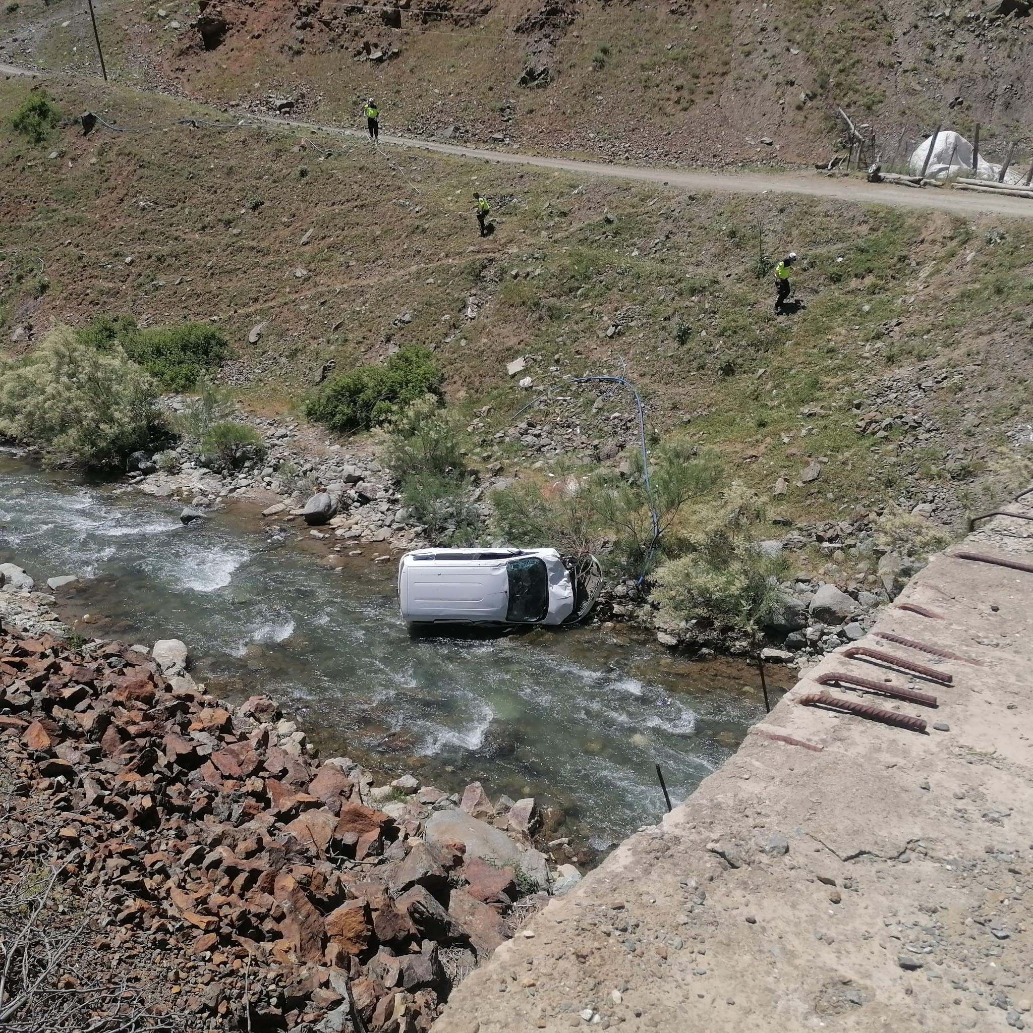 Kamyonet dereye uçtu: 1 ölü