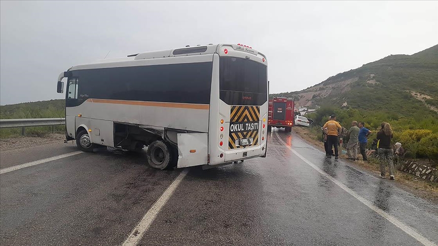 Tur otobüsü ile otomobil çarpıştı: 13 yaralı