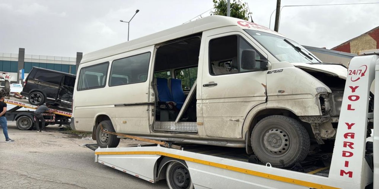 Minibüs ile kamyonet çarpıştı: 9 yaralı