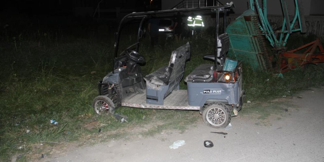 Elektrikli golf aracı ile otomobil çarpıştı: 3 yaralı