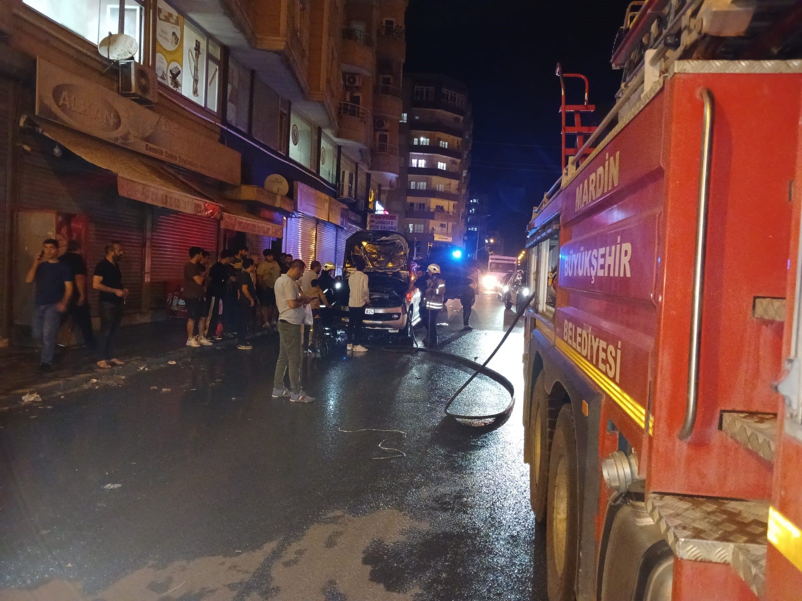 Hafif ticari araç alev aldı