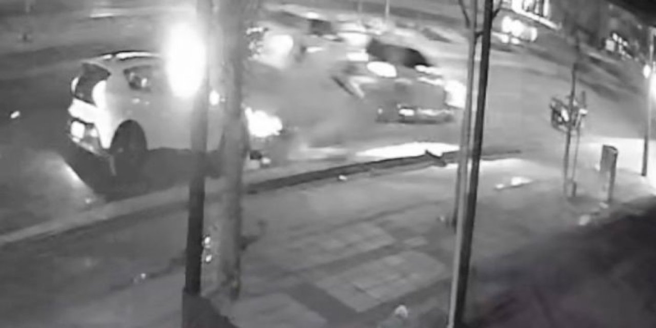 Hızlı gelen araç yol kenarındaki araçlara çarptı: 2 yaralı