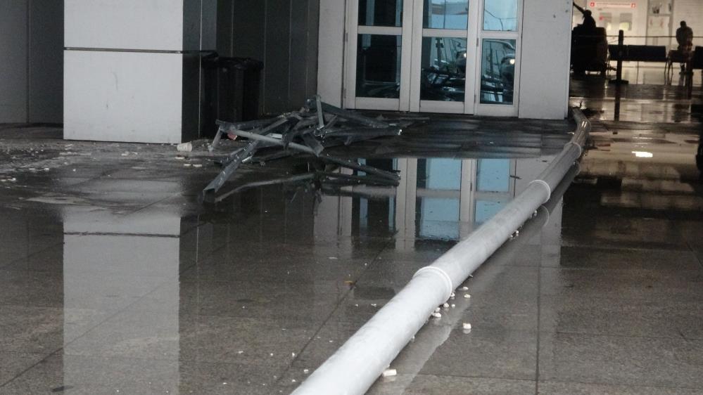 Sağanak yağıştan hastanenin tavanı çöktü