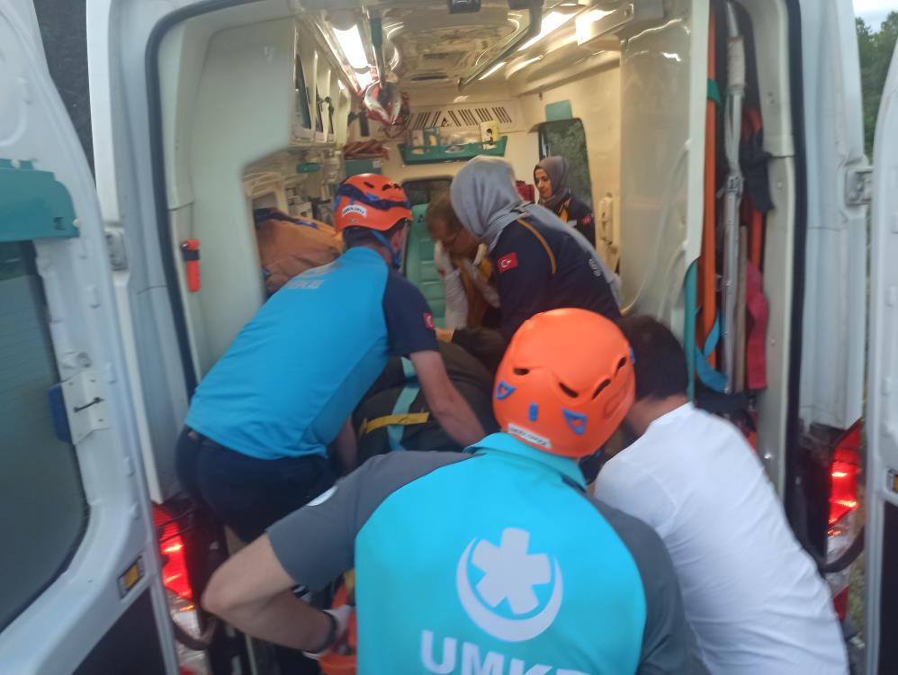 Otomobil uçuruma yuvarlandı: 2 yaralı