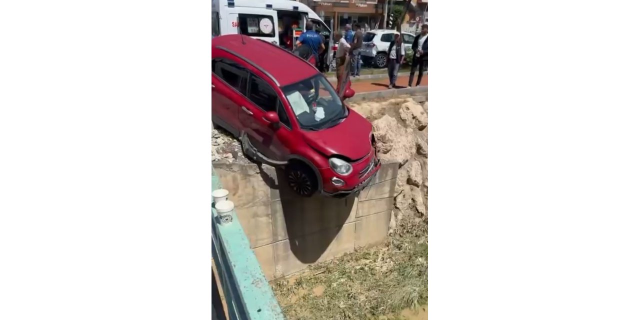 Otomobil kanala düşmekten son anda kurtuldu