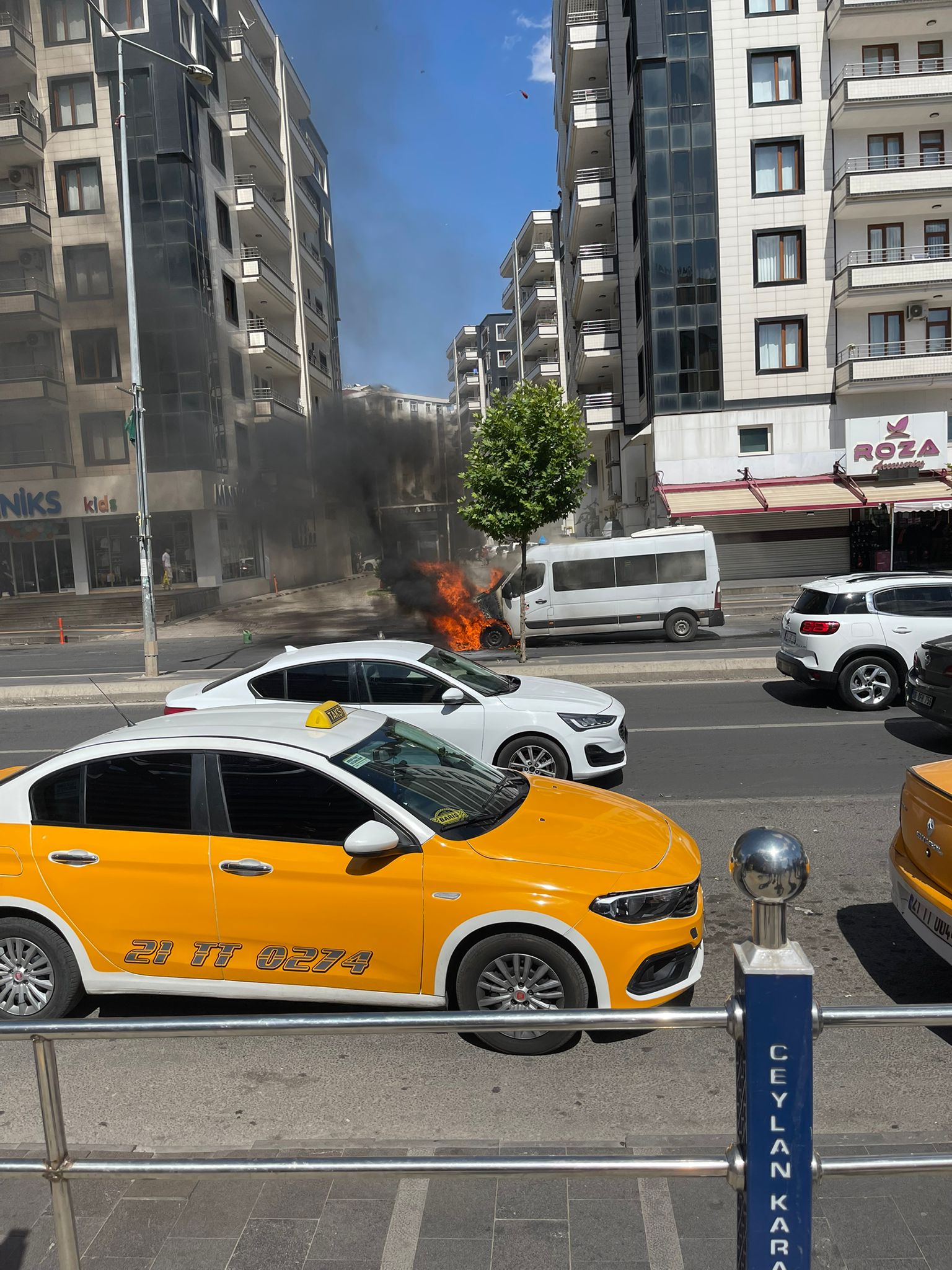 VİDEO - Diyarbakır’da yolcu minibüsü alev aldı