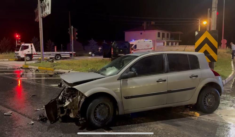 İki otomobil çarpıştı: 6 yaraşı