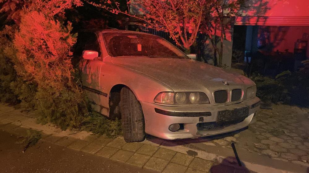 Otomobil müstakil evin bahçesine daldı