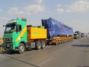 35 metrelik dorseler Irak'a termik santral malzemesi taşıyor