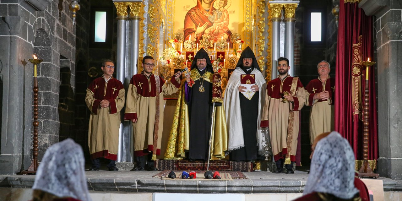 Diyarbakır Surp Giragos Ermeni Kilisesi'nde isim günü ayini