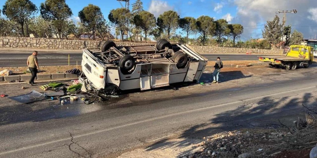 İşçi servisi ters döndü: 25 yaralı