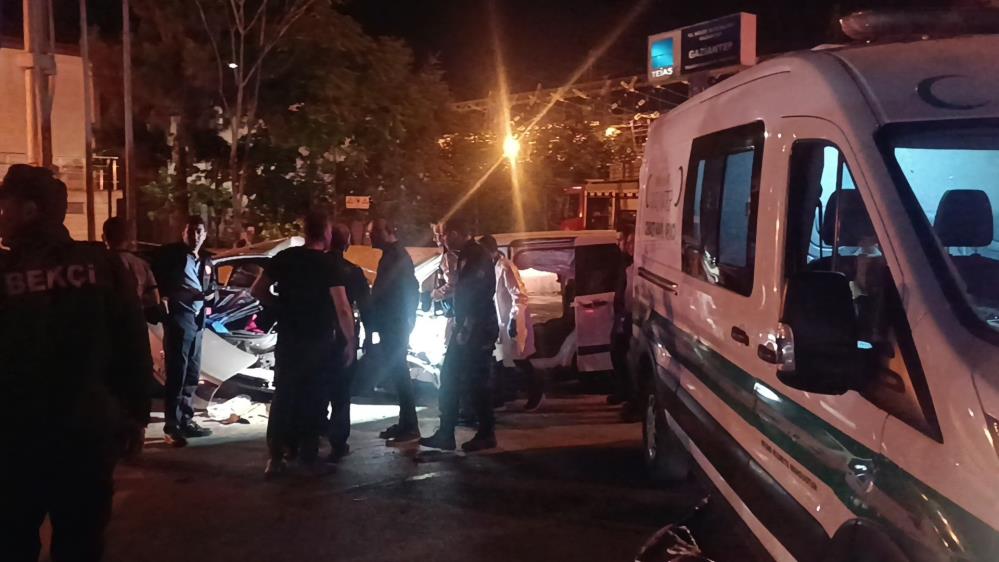 VİDEO - İki otomobil kafa kafaya çarpıştı: 5 Ölü, 2 Yaralı