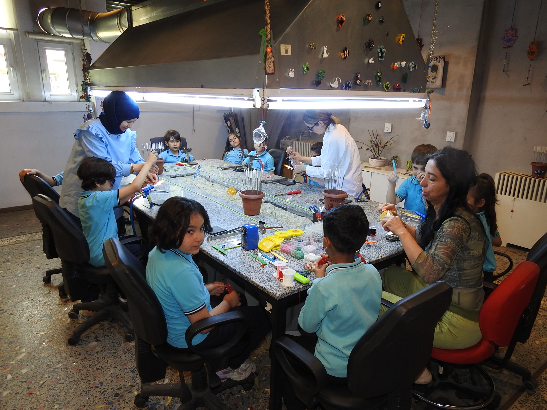 Cam şişeler sanata dönüşüyor