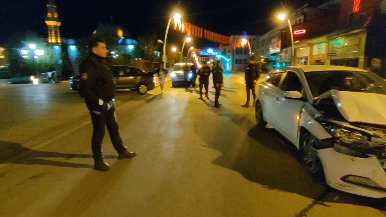 Otomobil içerisindeki tartışma kazaya neden oldu