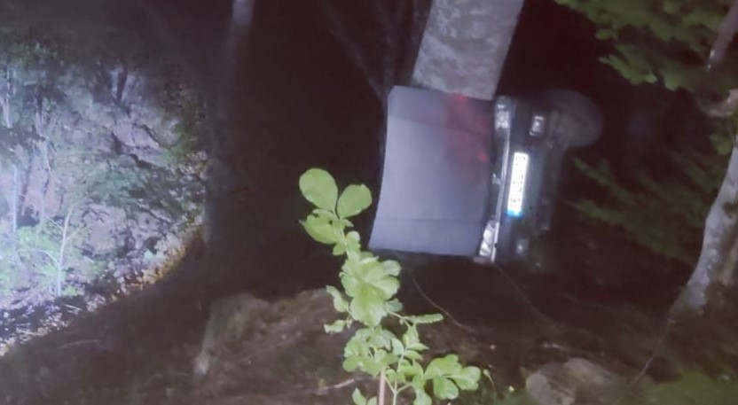 Otomobil uçuruma yuvarlandı: 3 yaralı