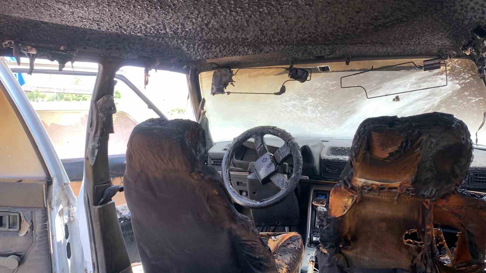 Park halindeki otomobil yandı