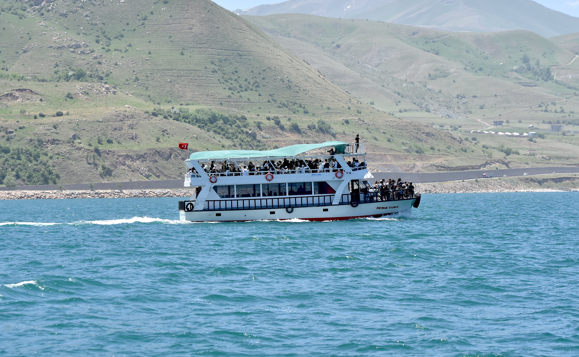 Akdamar adası ziyaretçi akınına uğradı