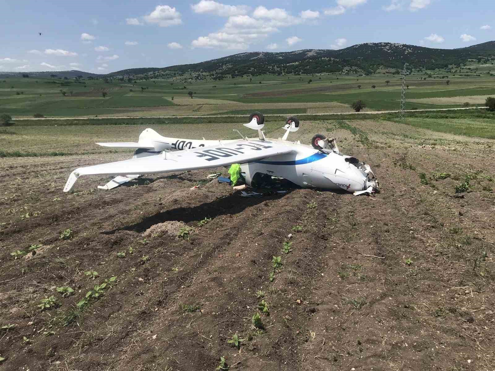 Eğitim uçağı tarlaya ters olarak çakıldı