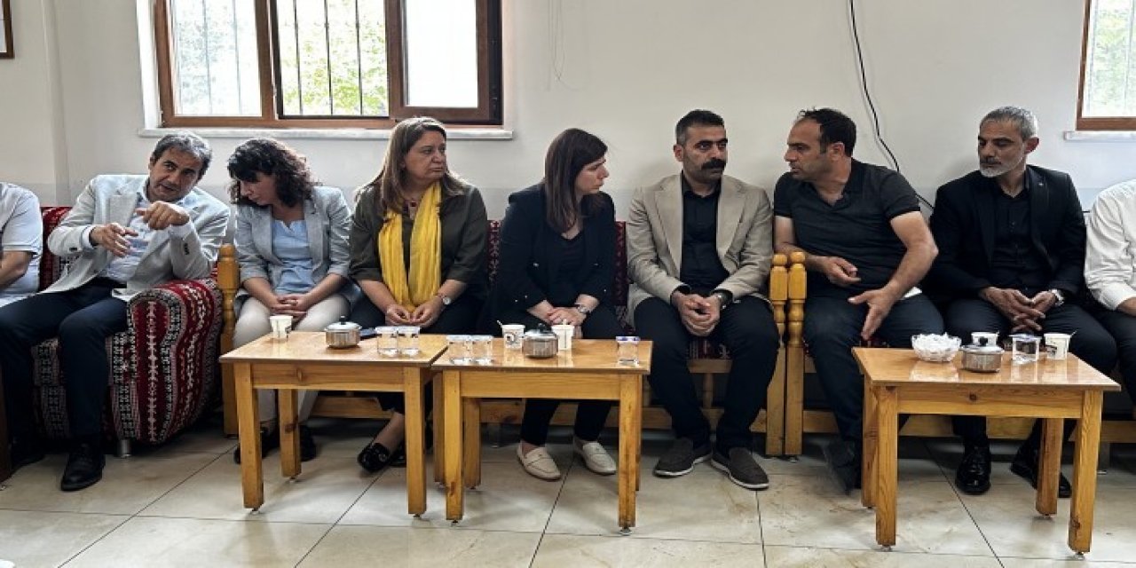 Diyarbakır'da yangında yaşamını yitiren ailenin taziyesine yoğun ziyaret