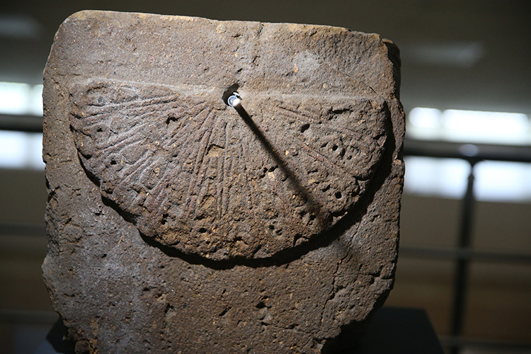 Yaklaşık 1000 yıllık güneş saati görücüye çıktı