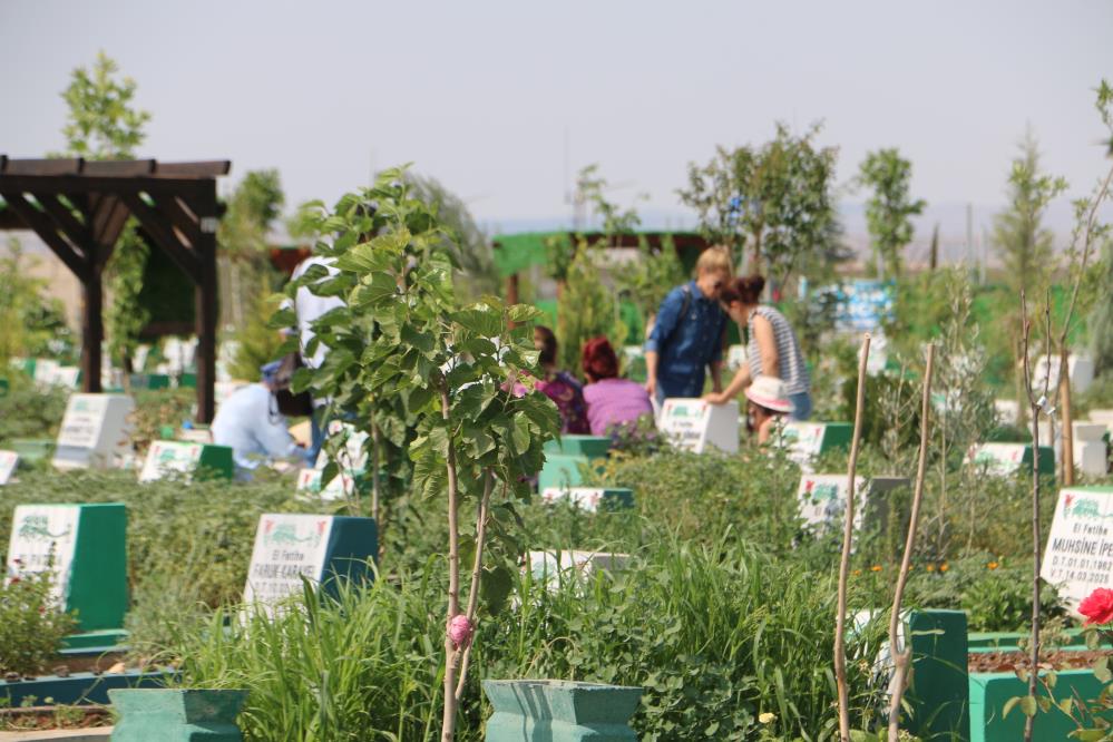 VİDEO - Diyarbakır, yasını tutuyor: Yangında ölen aileye son ziyaret