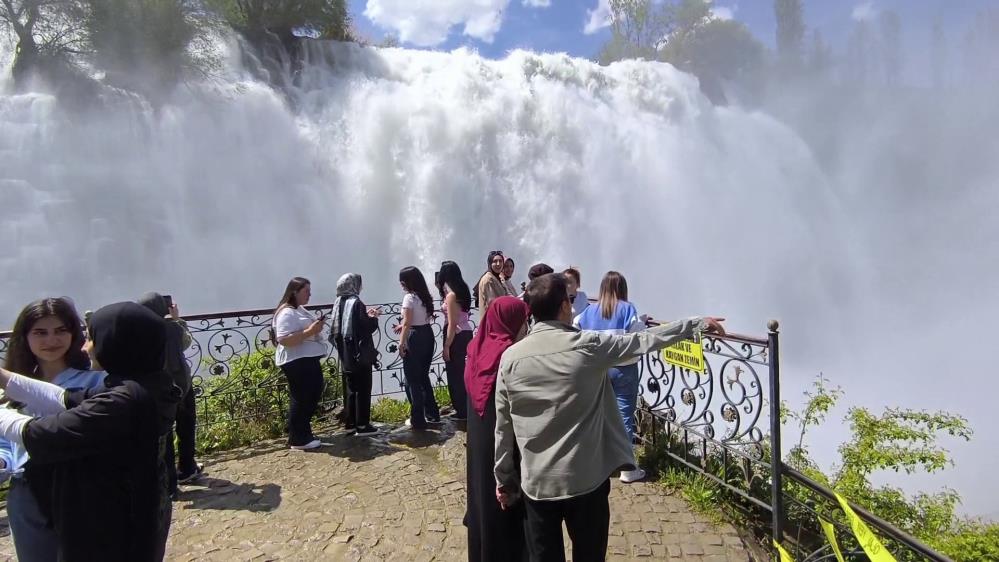 VİDEO - Tortum Şelalesi coştu, ziyaretçi akınına uğradı