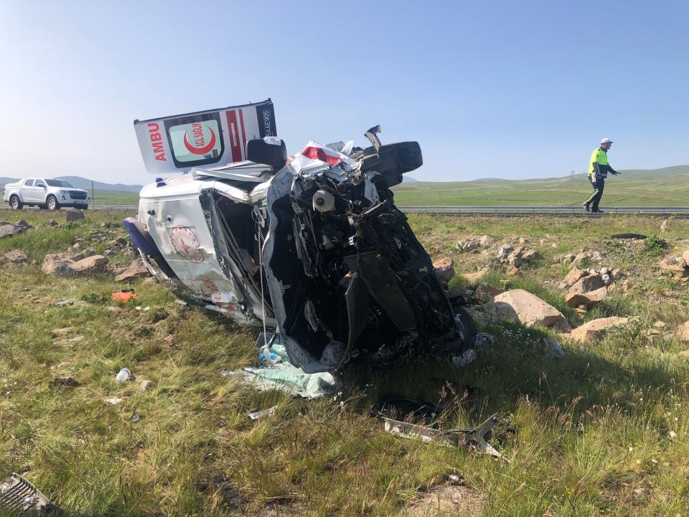 Ambulans şarampole uçtu: 4 yaralı