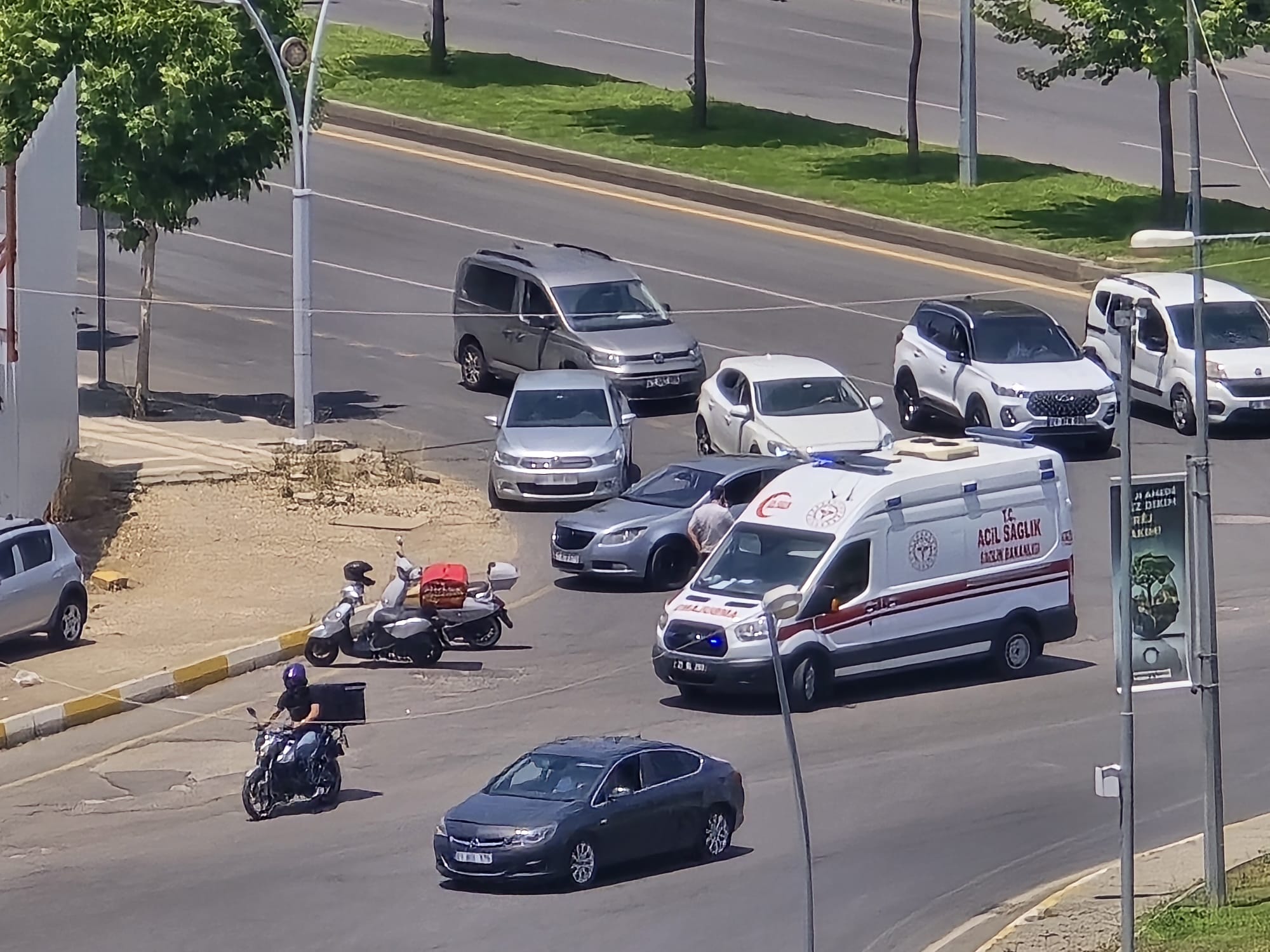Diyarbakır’da kaza: Trafik ışıklarında çarpıştılar