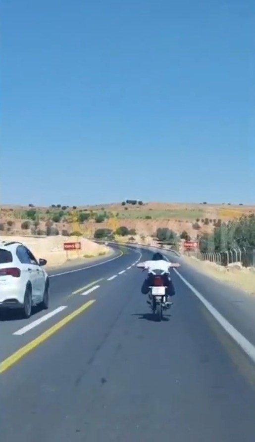 VİDEO - Motosiklet üzerinde tehlikeli şov: Yüzüstü sürüşe ceza