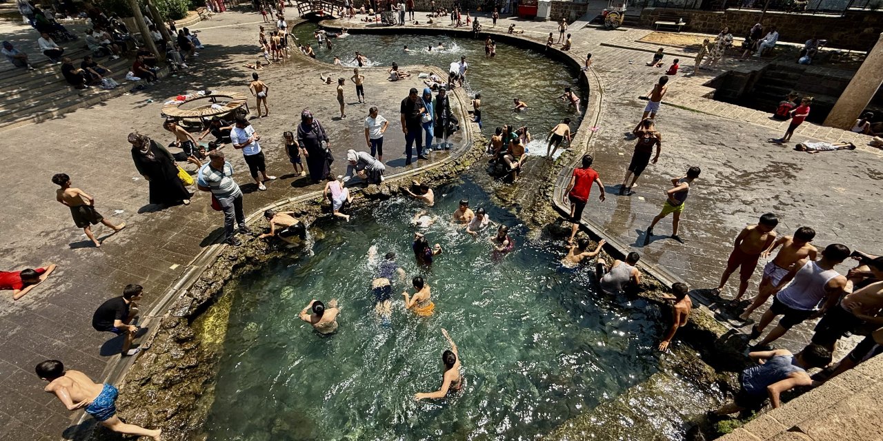 Diyarbakır'da termometre 38'i gösterdi: Çocuklar soluğu Anzele'de aldı