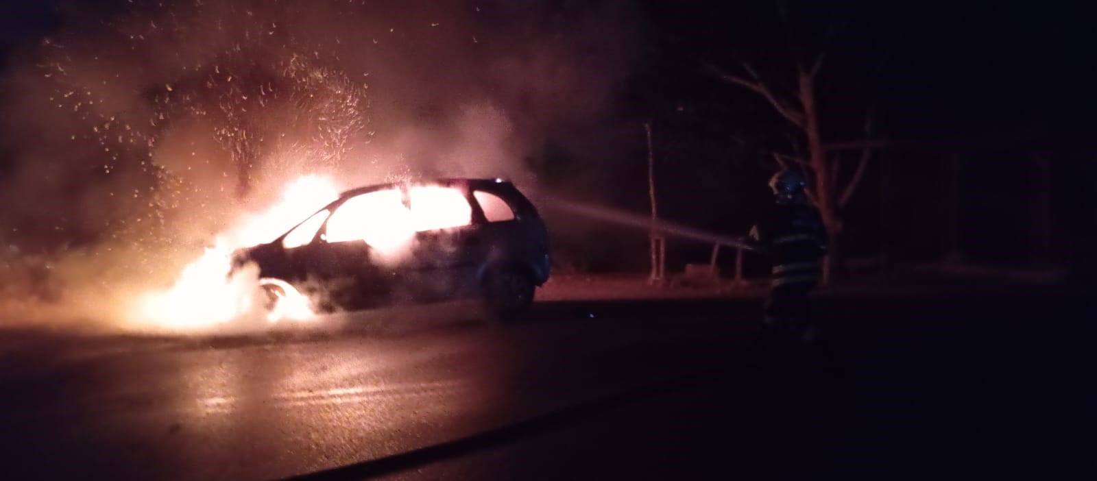 Seyir halindeki otomobil alev aldı