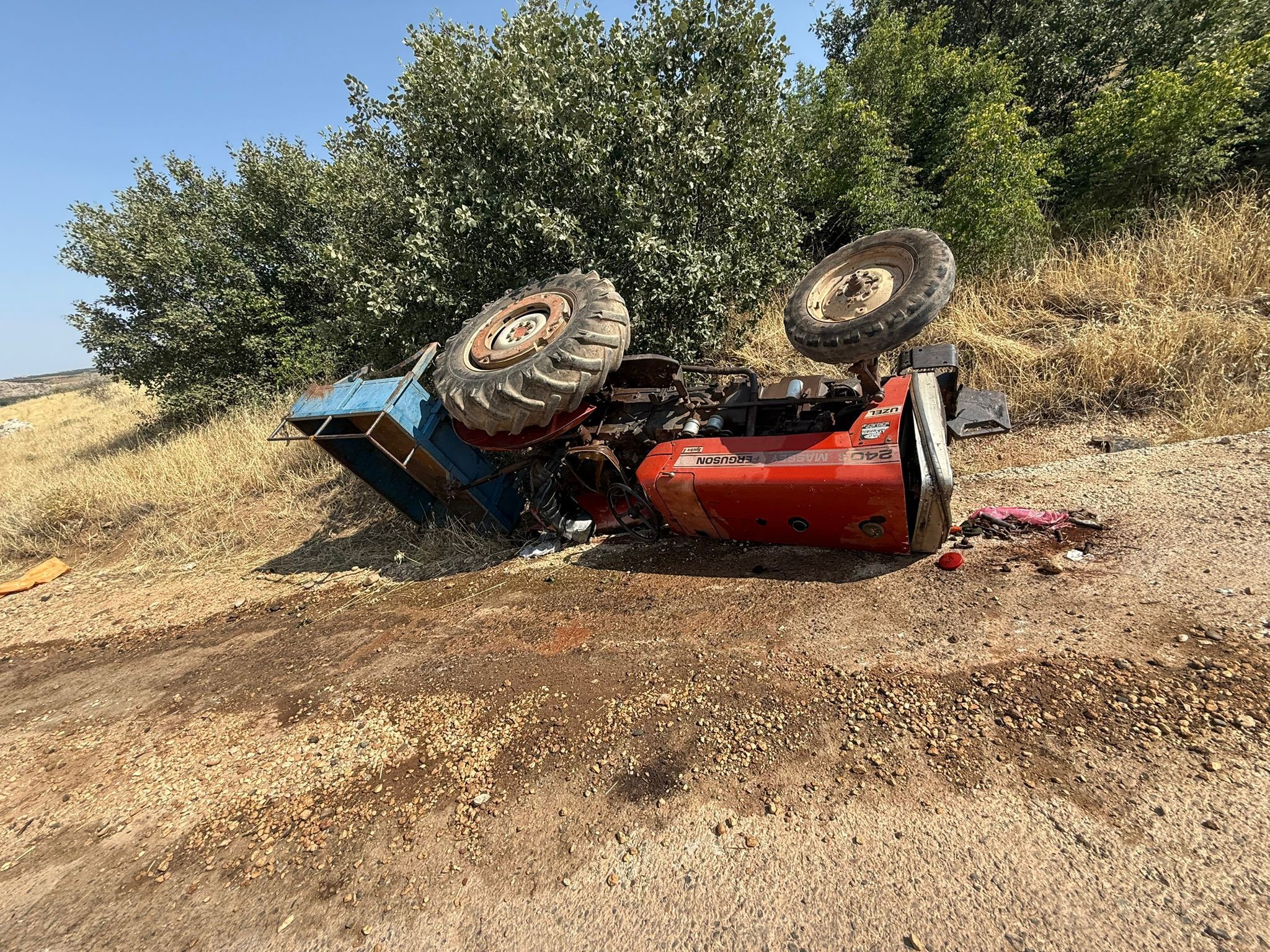 Traktör devrildi: 3 yaralı