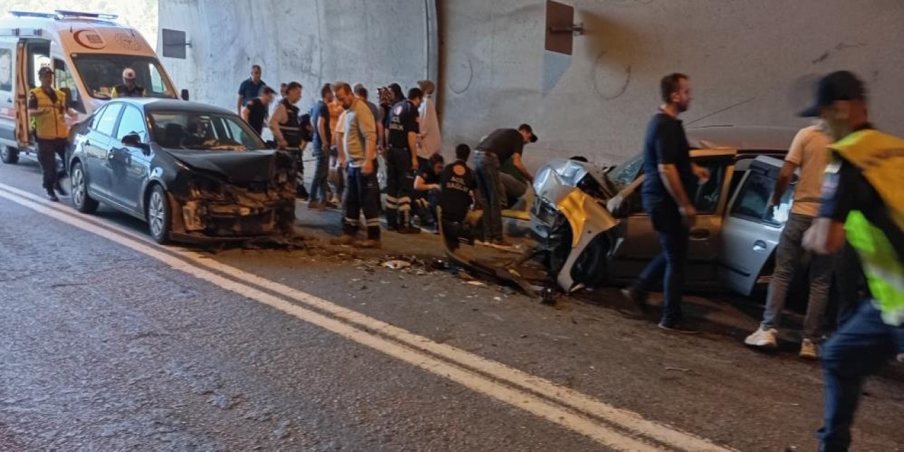 İki otomobil çarpıştı: 5 yaralı