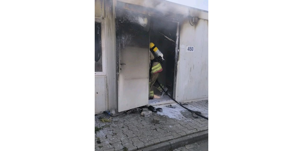 Depremzede ailenin konteyneri yandı