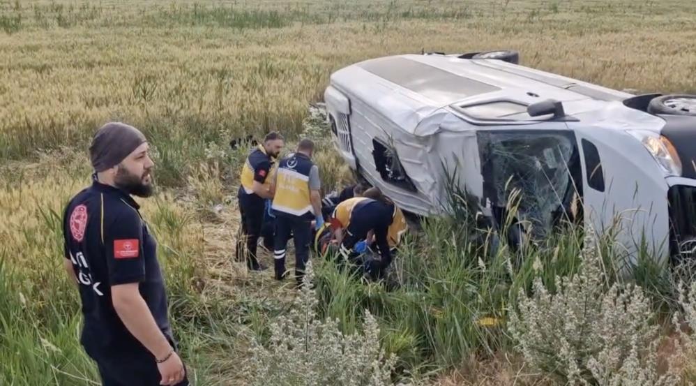 Minibüs şarampole devrildi: 17 yaralı