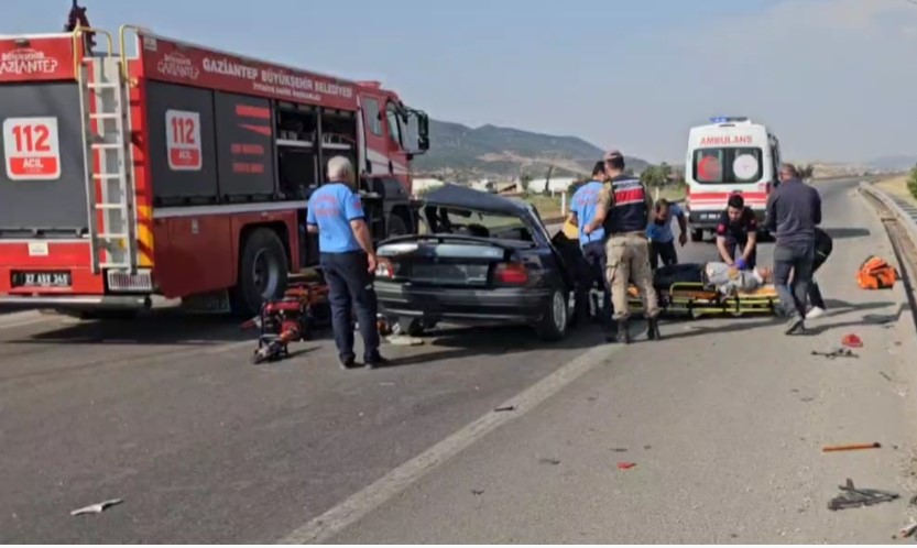 İki otomobil çarpıştı: 1 ölü, 2 yaralı