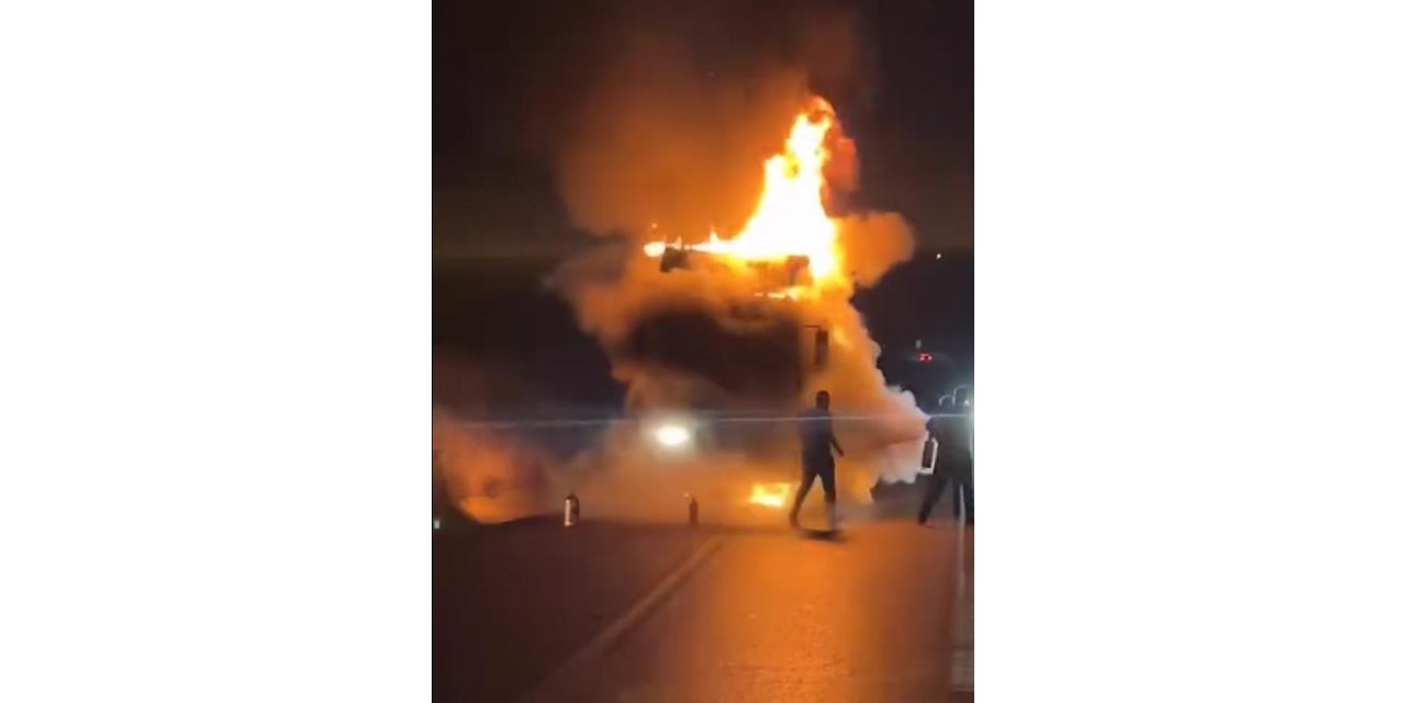 Seyir halindeki tır alev aldı