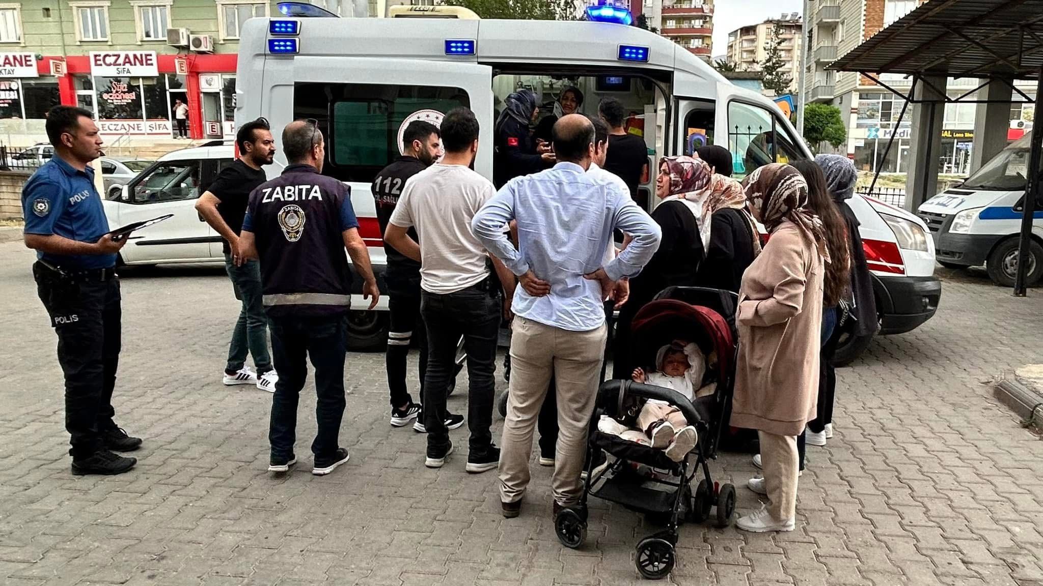 Devrilen ağaç 2 kişiyi yaraladı