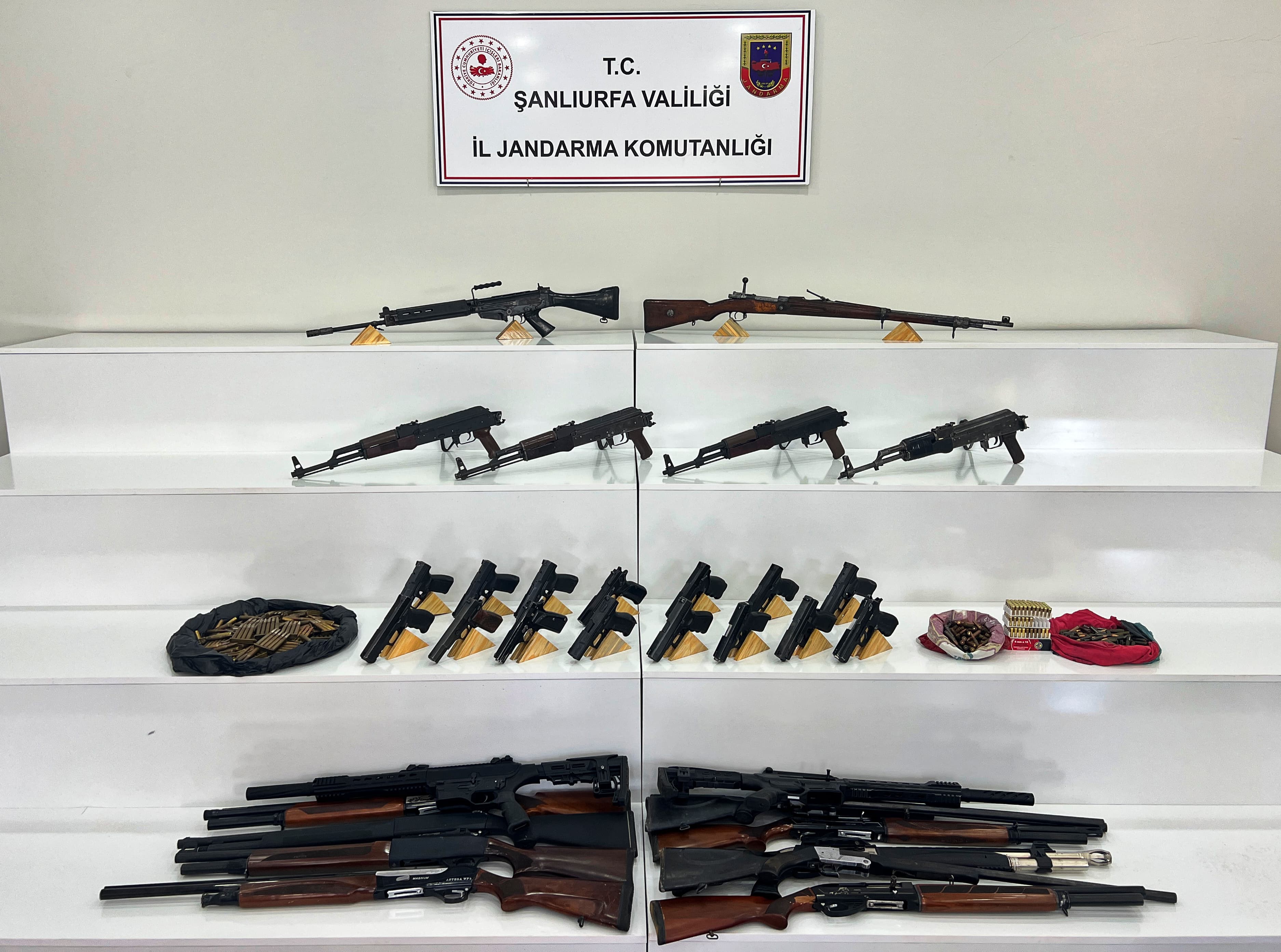 Süpürgeden cephanelik çıktı