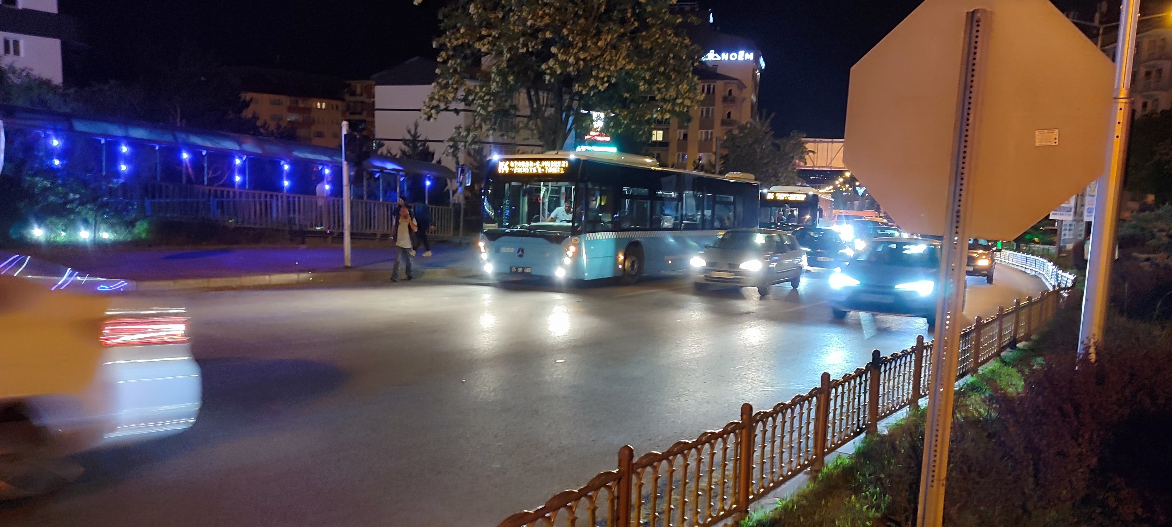 Otobüsten inen kadın yolcuya motosiklet çarptı