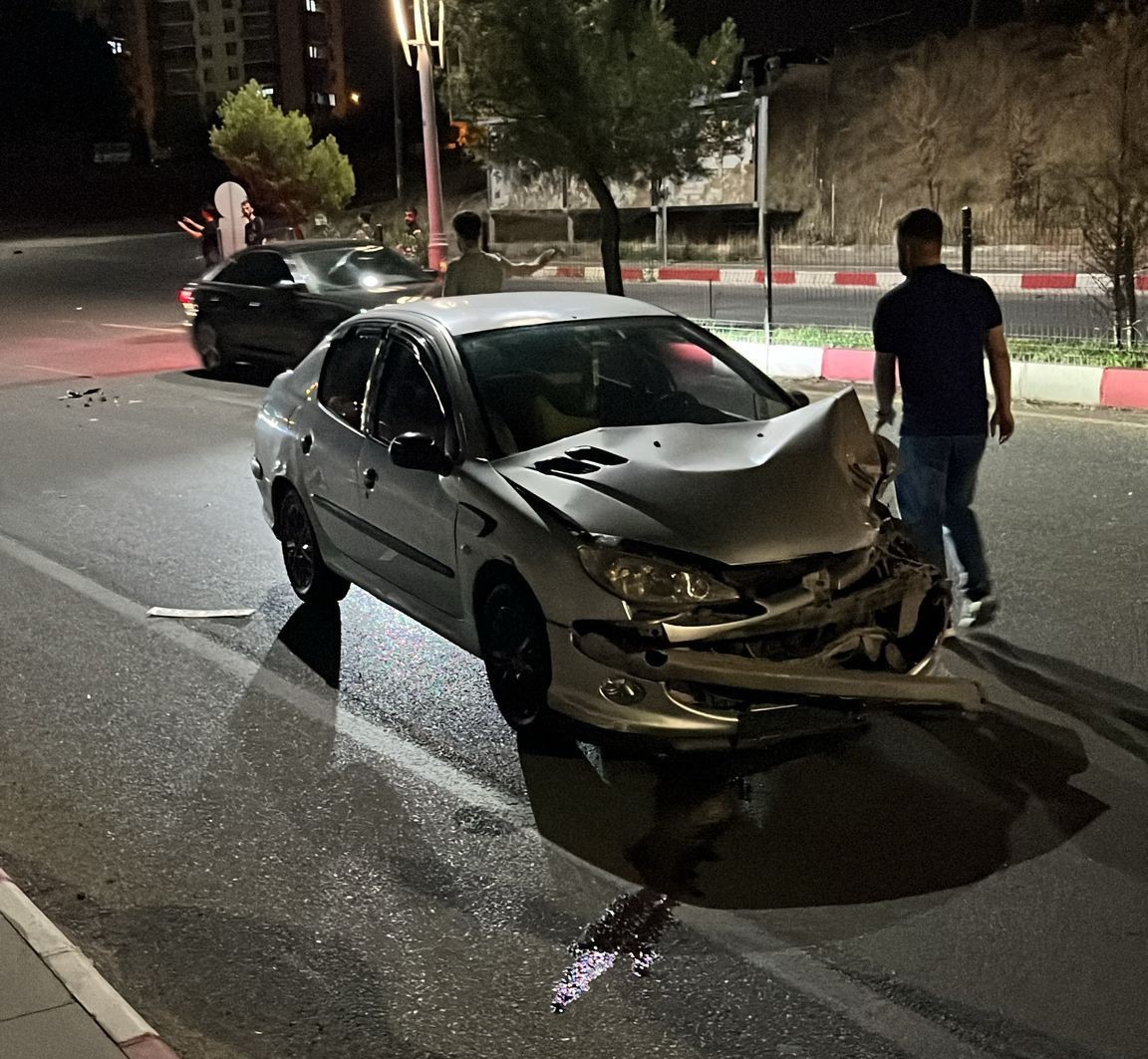 Siirt'te iki otomobil çarpıştı